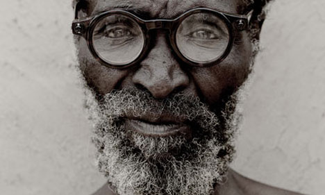 0a-zulu-man-wearing-adapti-001 0a-zulu-man-wearing-adapti-001